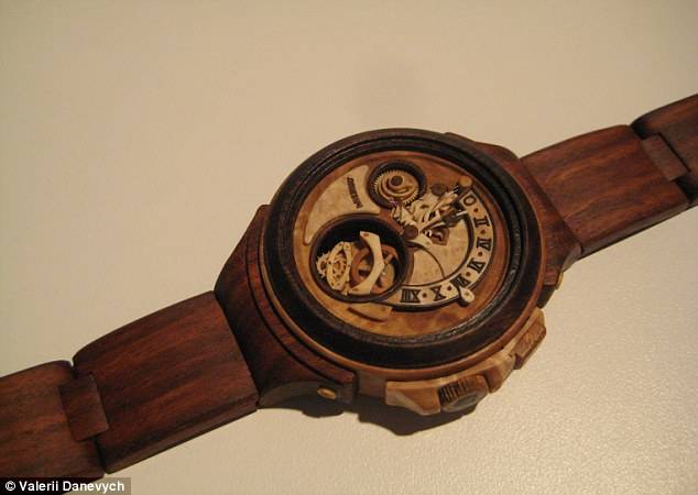 Удивительные часы из дерева (11 фото)