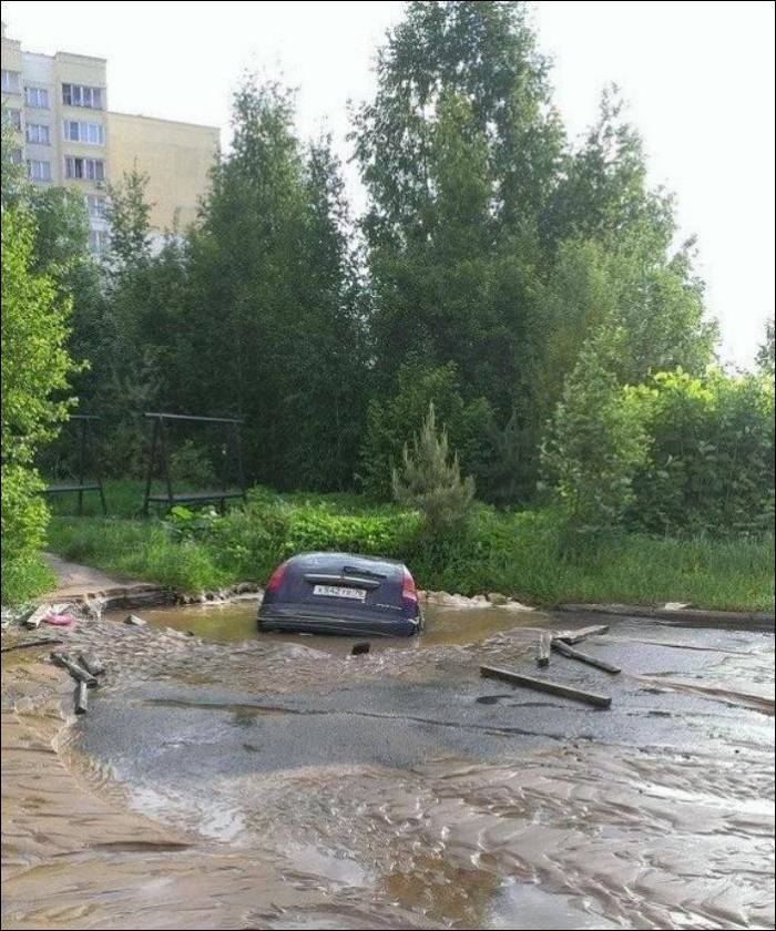 Припаркованная машина утонула в луже прямо во дворе в Ярославле