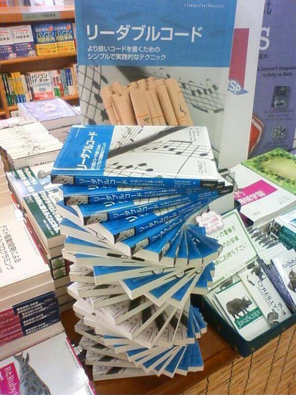 Искусство раскладывания книг в японских магазинах