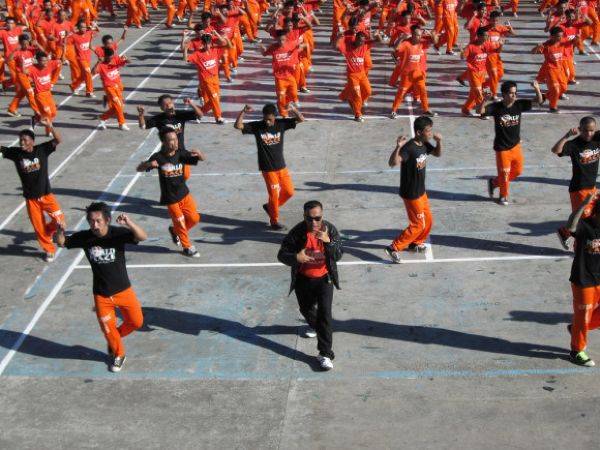 Танцевальный коллектив из зэков дает выступления на территории колонии (20 фото)