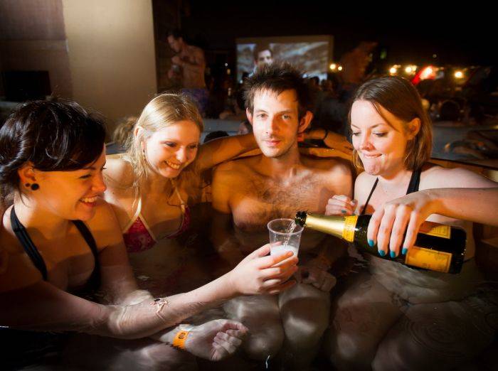 Hot Tub Cinema -      -  (20 )