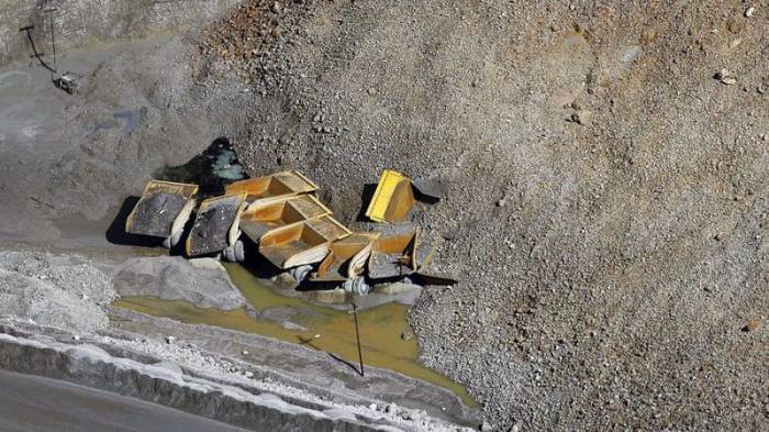 Гигантский оползень засыпал самый большой в мире карьер (4 фото)