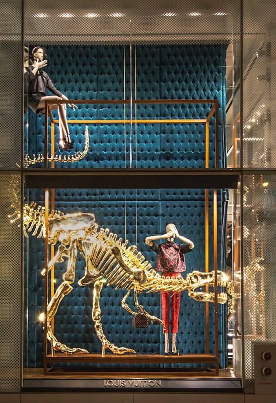 В Нью-Йорке динозавры украшают витрины Louis Vuitton (9 фото)