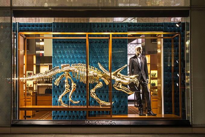 В Нью-Йорке динозавры украшают витрины Louis Vuitton (9 фото)