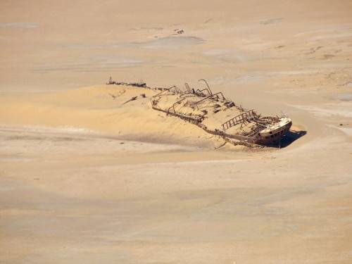Самый знаменитый корабль в пустыне (5 фото)