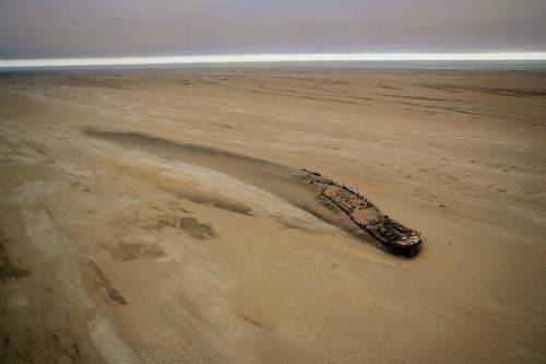 Самый знаменитый корабль в пустыне (5 фото)