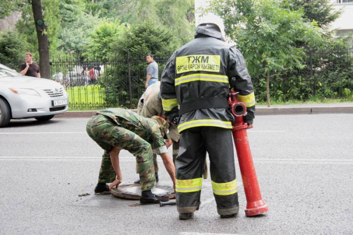 В центре Алматы по вине водителя взорвался бензовоз (21 фото)