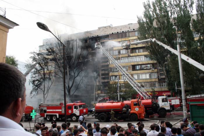 В центре Алматы по вине водителя взорвался бензовоз (21 фото)