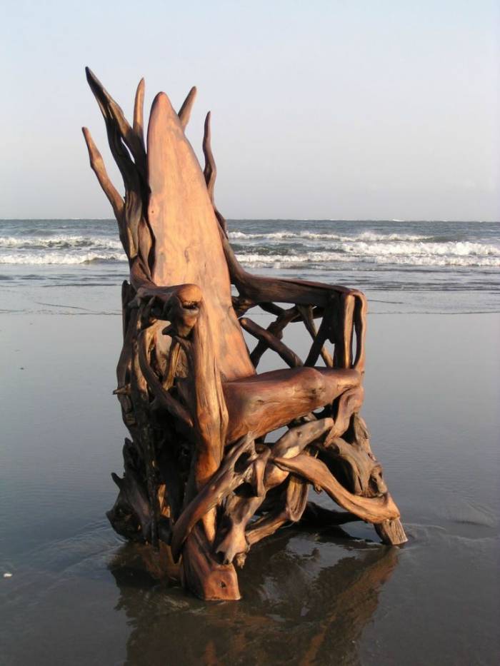 Удивительные работы из дерева, выловленного в океане (12 фото)