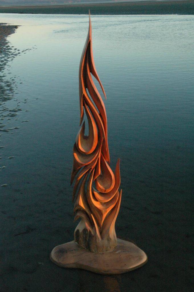 Удивительные работы из дерева, выловленного в океане (12 фото)