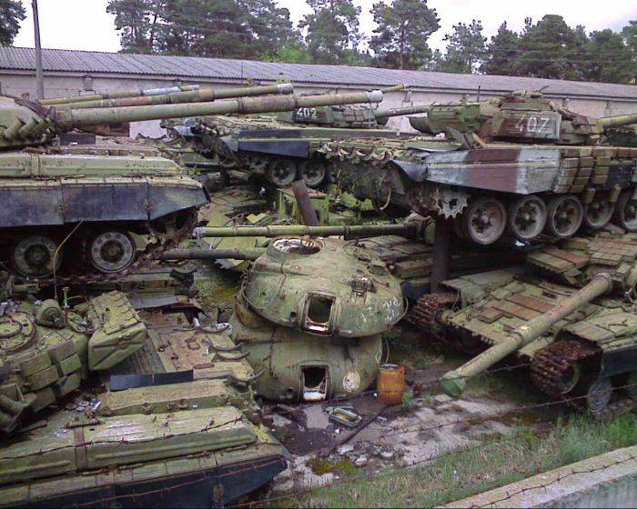 Кладбище танков в Киеве (22 фото)