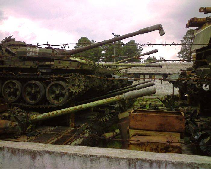 Кладбище танков в Киеве (22 фото)