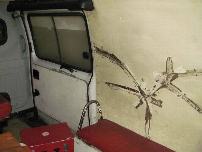Внутри машины скорой помощи (14 фото)