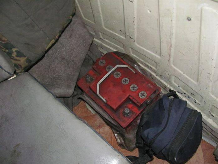 Внутри машины скорой помощи (14 фото)