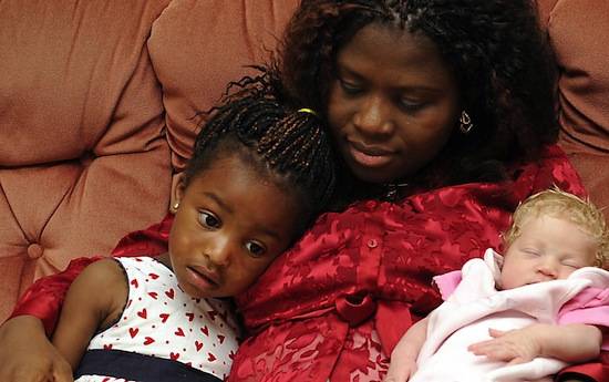 В 2010-м году у пары чернокожих нигерийцев родился совершенно белый голубоглазый ребёнок