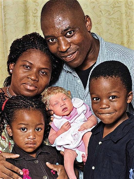 В 2010-м году у пары чернокожих нигерийцев родился совершенно белый голубоглазый ребёнок