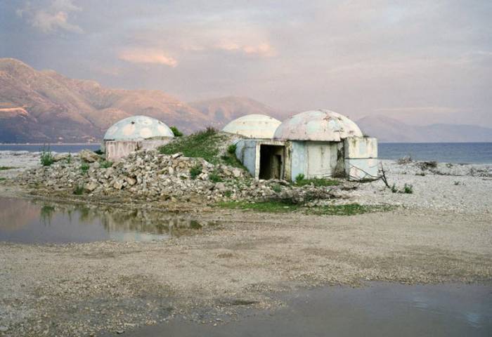 Албанские бункеры (12 фото)