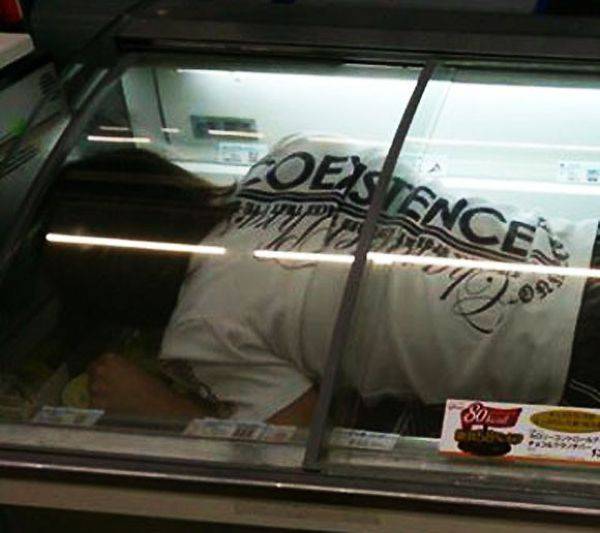Не стоит спасаться от жары в холодильнике с мороженым (5 фото)