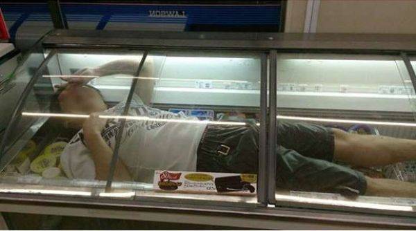 Не стоит спасаться от жары в холодильнике с мороженым (5 фото)