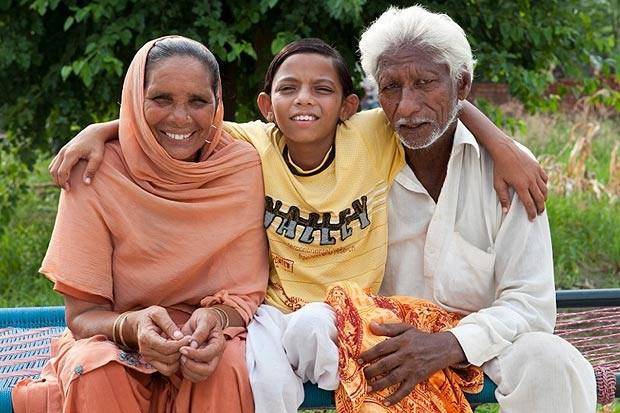 В Индии обожествили мальчика с хвостом (4 фото)