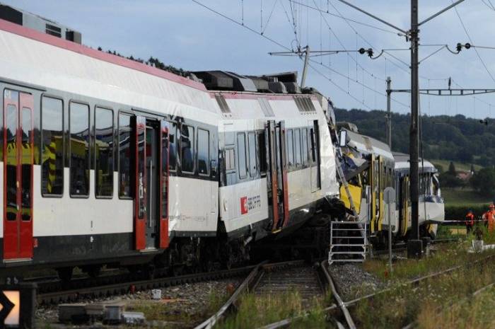 Лобовое столкновение двух пассажирских поездов (16 фото)