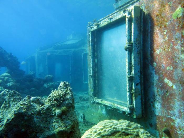 Заброшенный подводный стриптиз-клуб (7 фото)