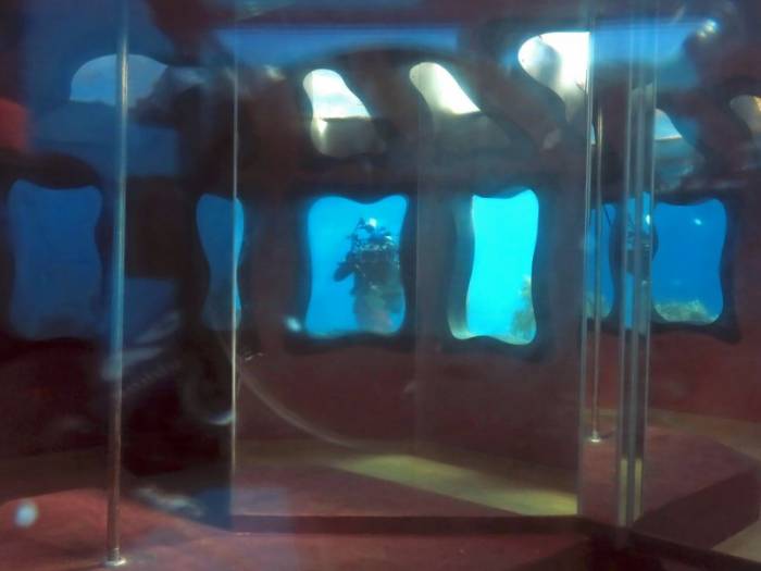 Заброшенный подводный стриптиз-клуб (7 фото)