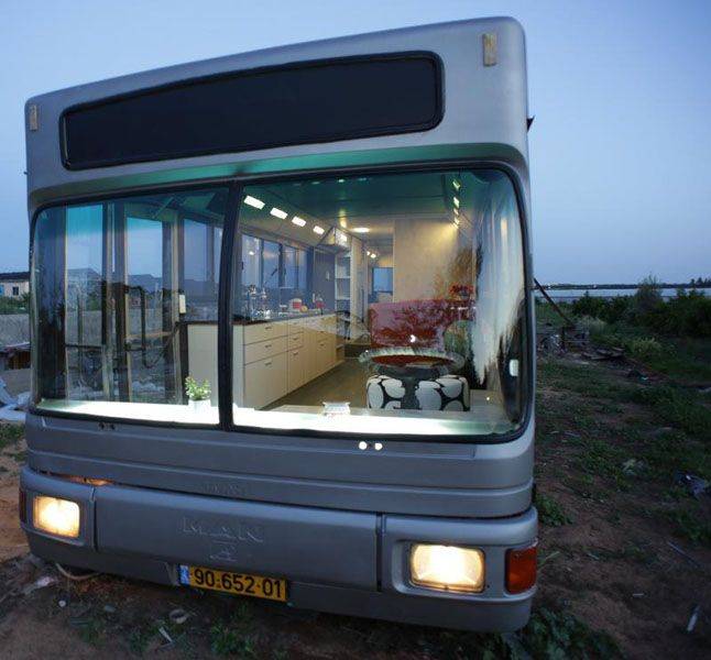 Автобус со свалки превратился в изысканный дом (20 фото)