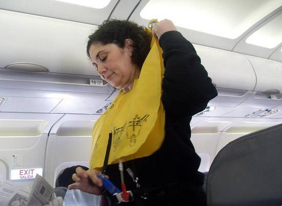 При авиакатастрофе спасательный жилет нельзя открывать в салоне самолёта, иначе можно погибнуть