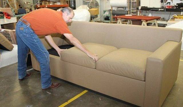 Классный диван с необычным секретом (6 фото)