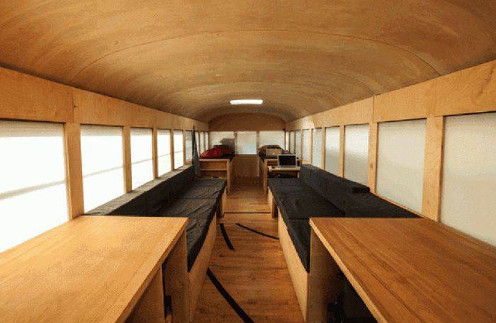 Архитектор сделал из школьного автобуса дом на колесах (6 фото)