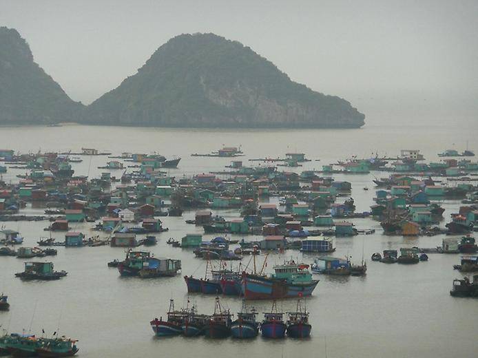 Путешествие по плавающей деревне острова Кат Ба во Вьетнаме (15 фото)