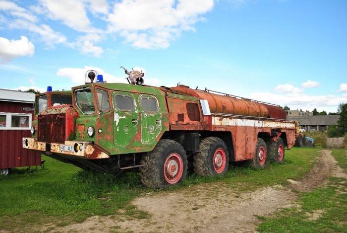 Музей старых автомобилей под открытым небом в Эстонии (72 фото)
