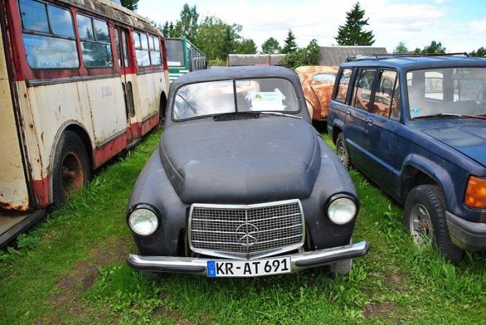 Музей старых автомобилей под открытым небом в Эстонии (72 фото)