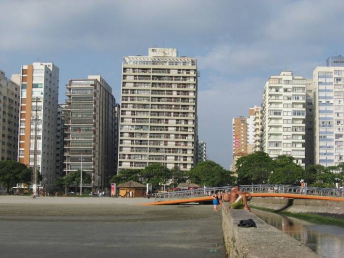 Сантос: город «падающих» зданий в Бразилии (8 фото)