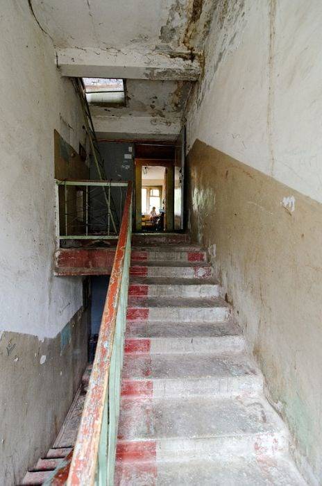 Пугающая прогулка по общежитию в Энгельсе (40 фото)