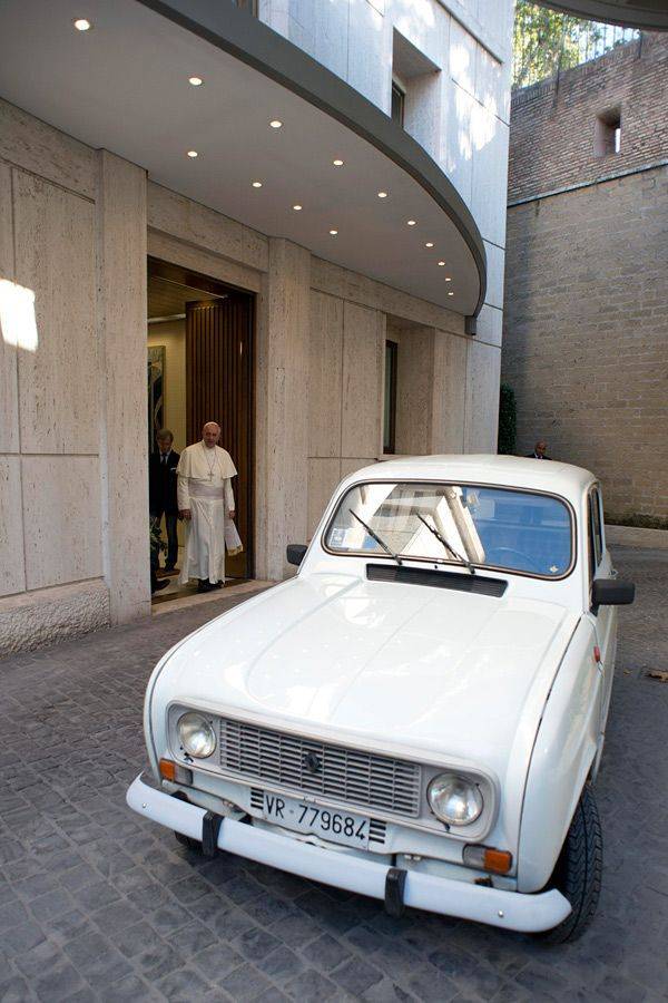 Папа Римский стал обладателем подержанного автомобиля Renault 4 (3 фото)
