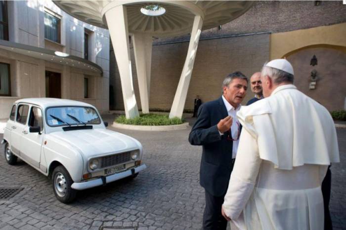 Папа Римский стал обладателем подержанного автомобиля Renault 4 (3 фото)