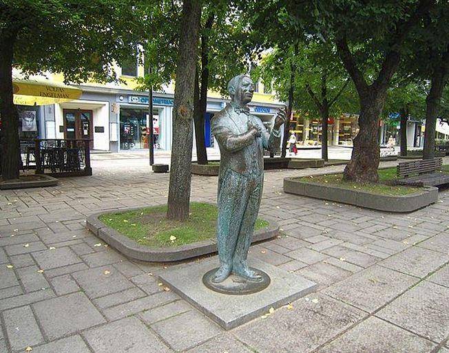 Аллея Лайсвес в городе Каунас, Литва (18 фото)