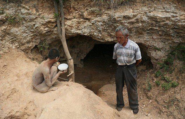 Отец приковал слепого сына к дереву и оставил жить в пещере (4 фото)