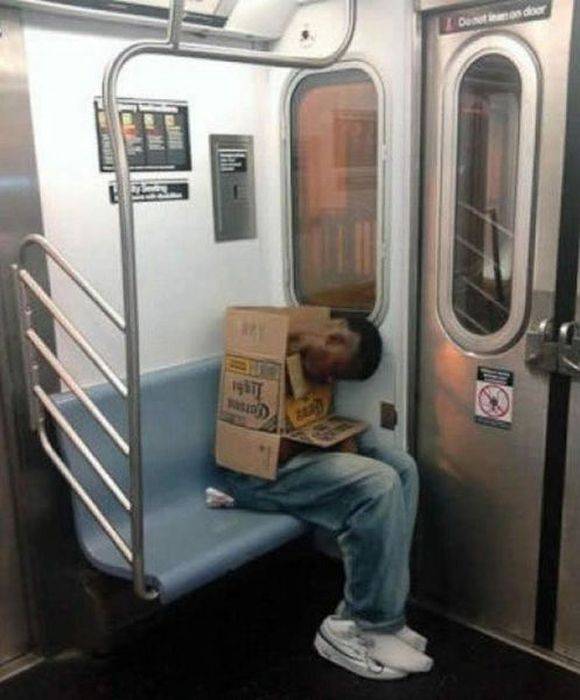 Странные люди в метро (54 фото)