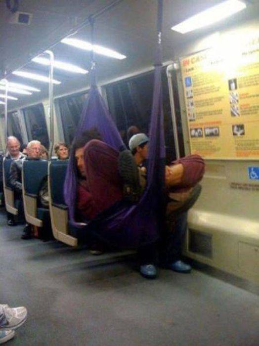 Странные люди в метро (54 фото)