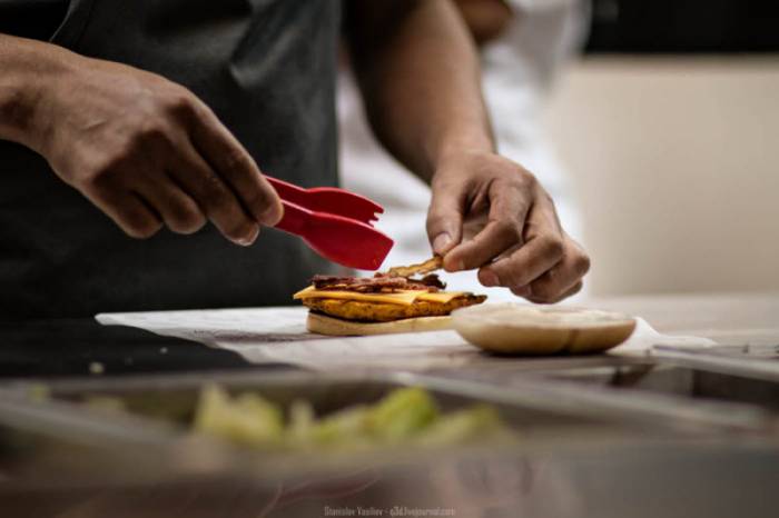 Приготовление любимых бургеров в Бургер Кинг (26 фото)