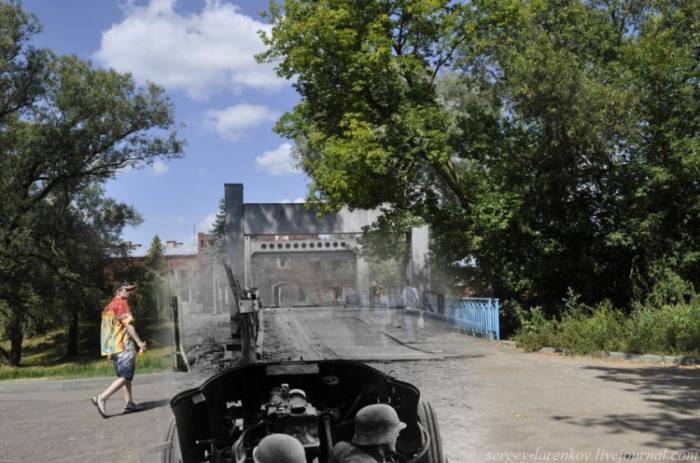 Брестская крепость в годы Второй мировой войны и сейчас (27 фото)