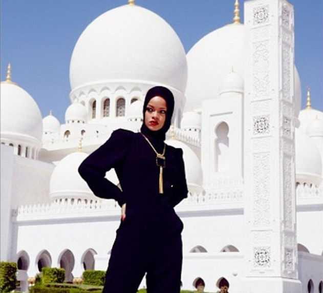 Рианну выгнали из мечети за фотосессию (7 фото)