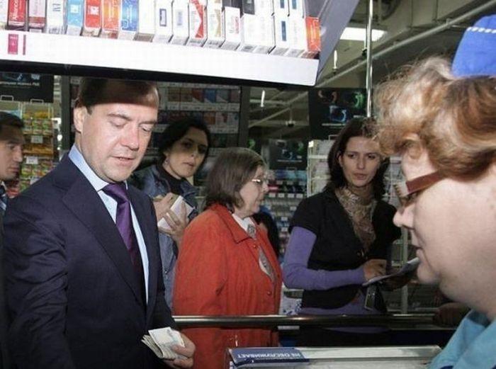  Медведев покупает хлеб по несуществующим ценам (2 фото)