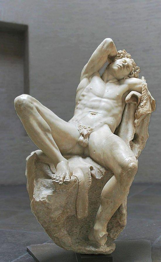 У греческих статуй маленькие пенисы потому, что в Древней Греции большие пенисы считались смешными