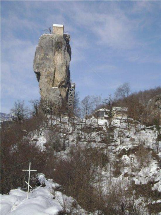 Церкви на скалах в Грузии (12 фото)