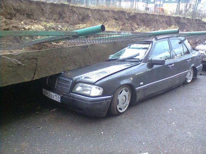 В Перми на припаркованные авто рухнула стена (9 фото)