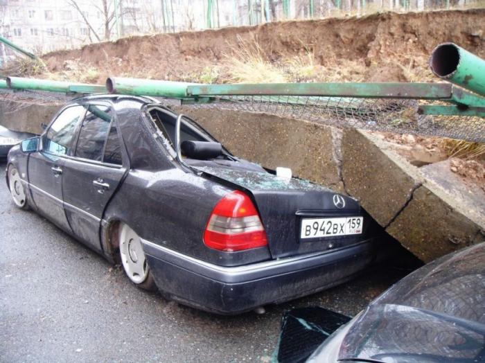 В Перми на припаркованные авто рухнула стена (9 фото)